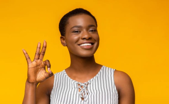 femme souriante qui signe